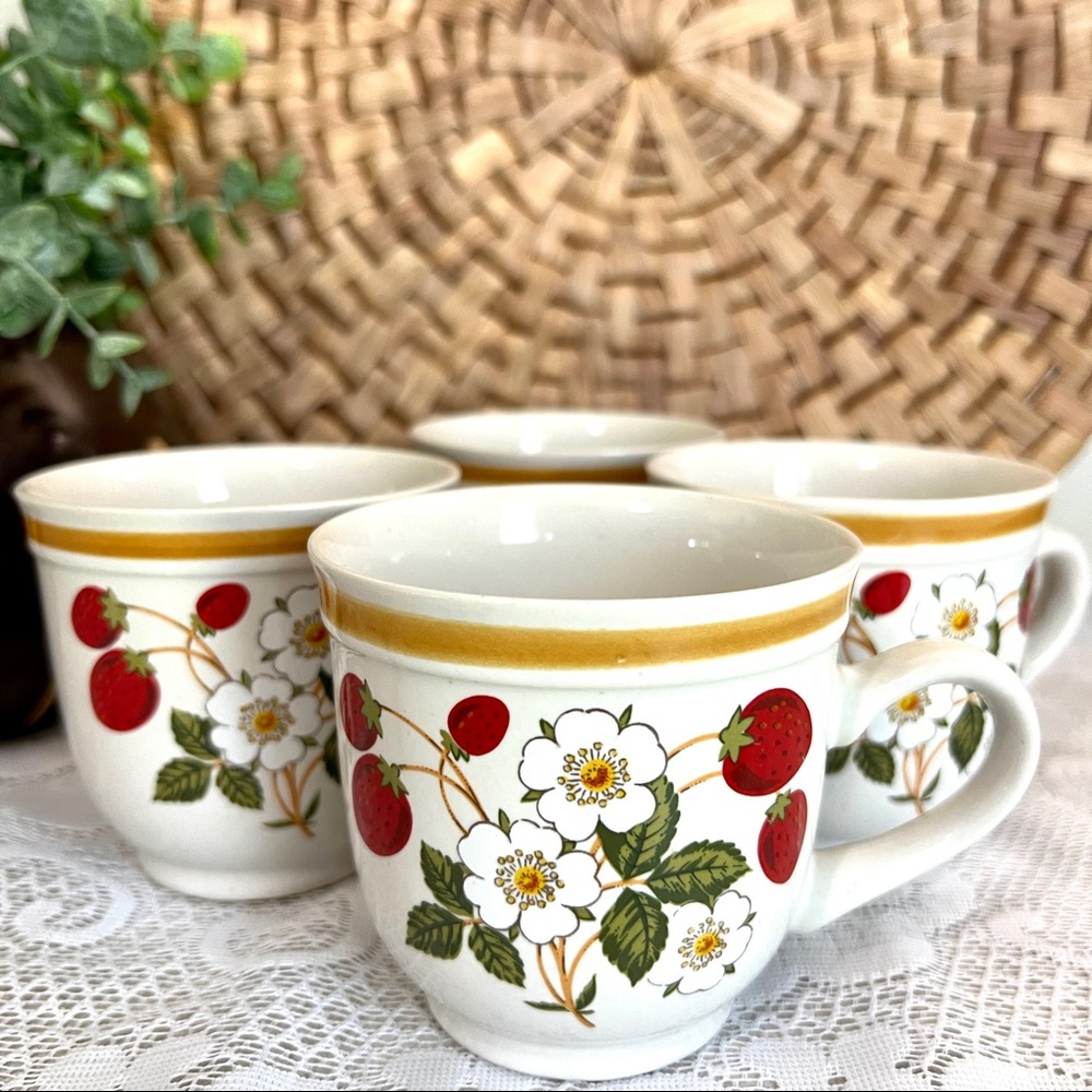 Mid Century Modern Coffee Cups Set of 4 Vintage Cottagecore Strawberry Mugs